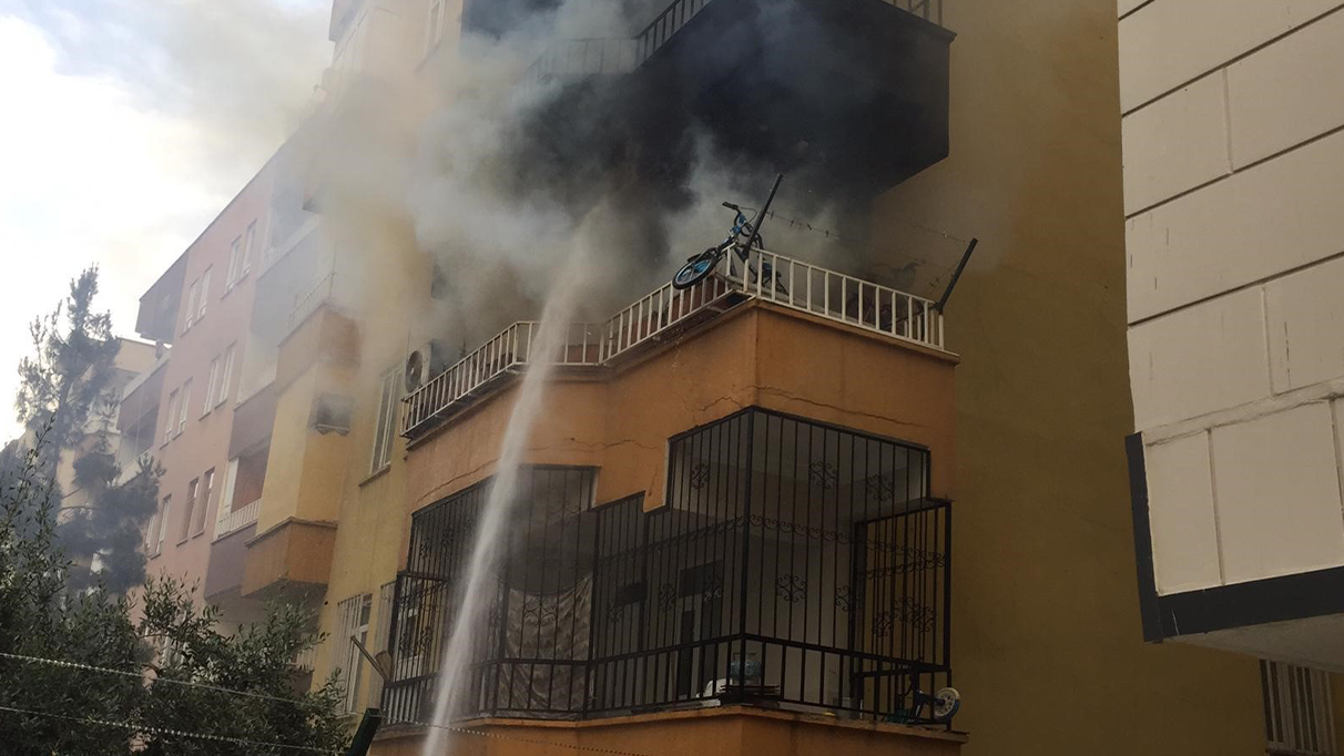 Şanlıurfa'da yangında binada mahsur kalan 8 kişiyi itfaiye kurtardı