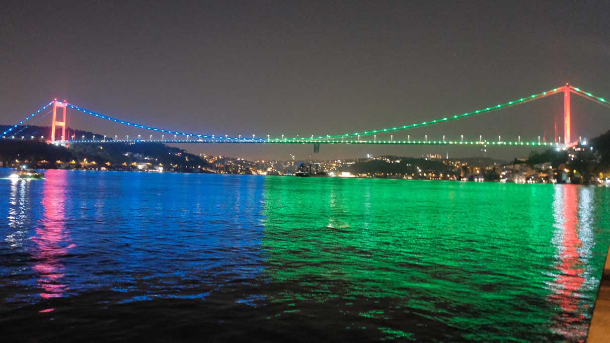 Köprüler Azerbaycan bayraklarının renkleri ile aydınlatıldı