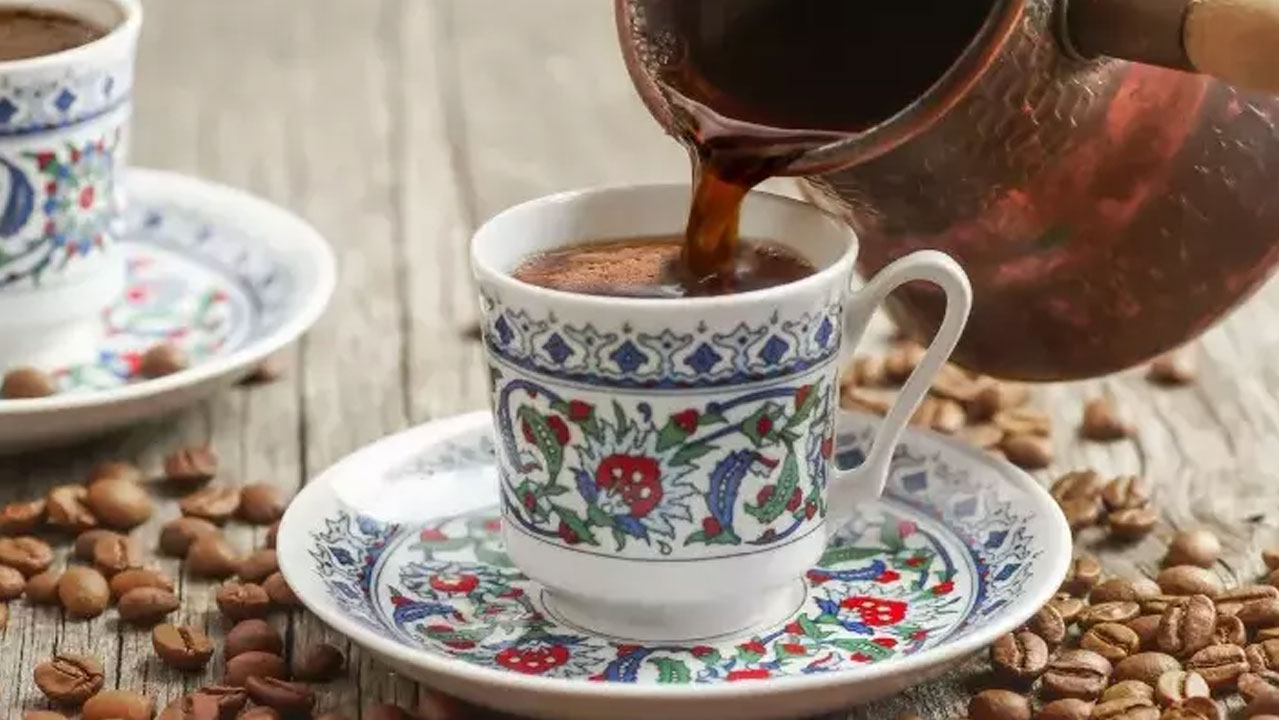 Türk kahvesine bu baharattan 1 kaşık ekleyen lezzetine doyamayacak. Hızlıca kilo veriyor