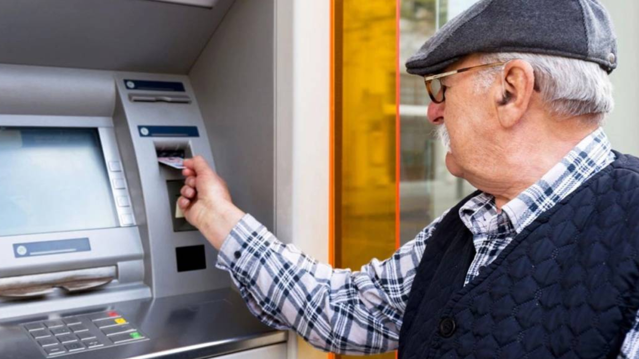 ATM'den para çeken emekliler dikkat! Uzmanı uyardı, mağdur olabilirsiniz