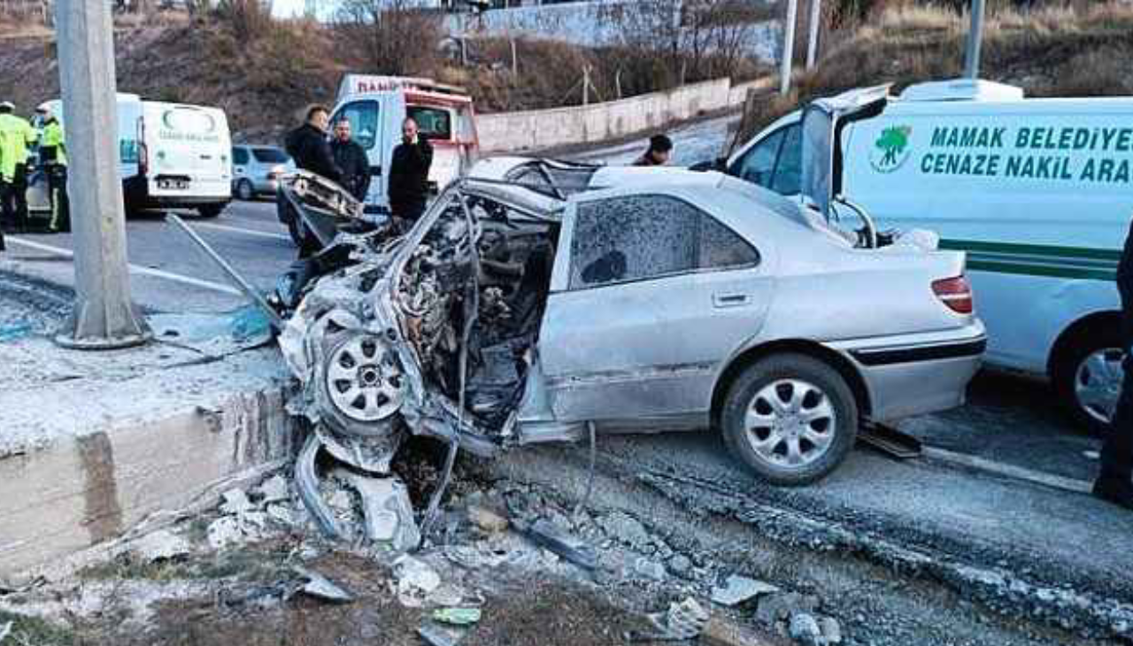 Ankara'da can pazarı! Direğe çarpan araçtaki 4 kişi hayatını kaybetti