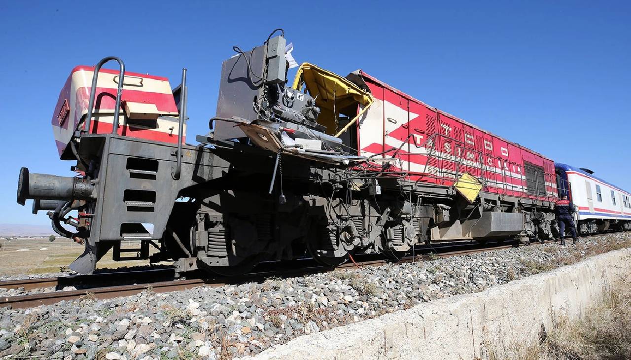 Yolcu treni pompa aracına çarptı! Ölü ve yaralılar var