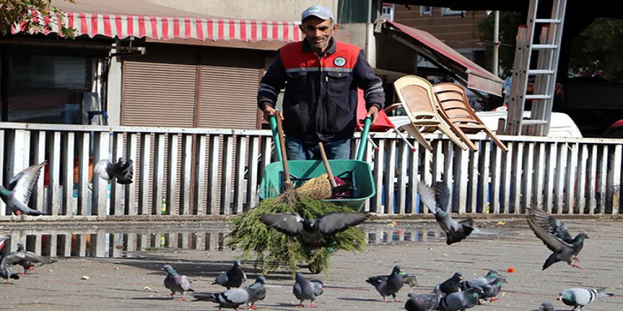 Zonguldak'ta temizlik işçisinden öğrencilere burs!