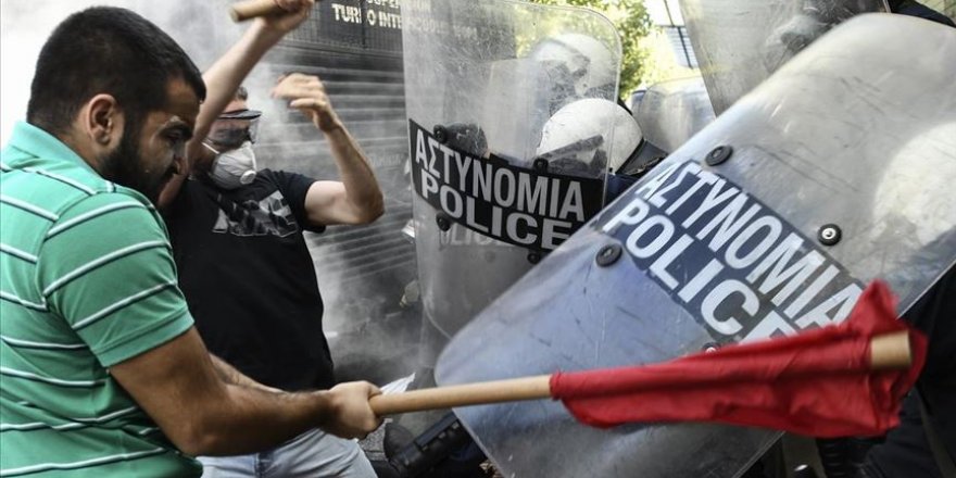 Yunanistan'da öğrenciler polisle çatıştı!
