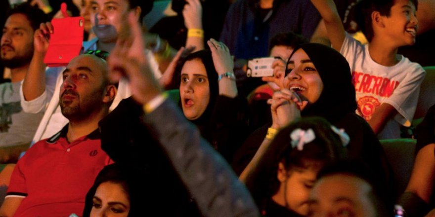 Suudi Arabistan'da bir ilk! Kadınların güreşi ağızları açık bıraktı