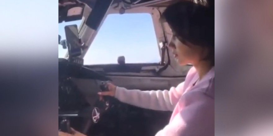 Rusya’da bir pilot, sevgilisine uçak kullanmayı öğretti