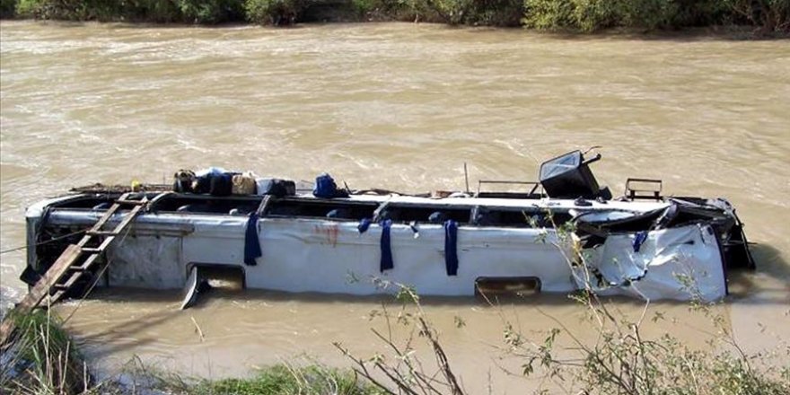 Nepal'de otobüs nehre düştü: 17 ölü