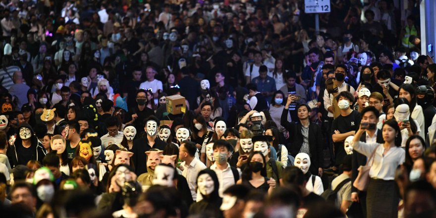 Hong Kong’taki gösterilerde milletvekili bıçaklandı