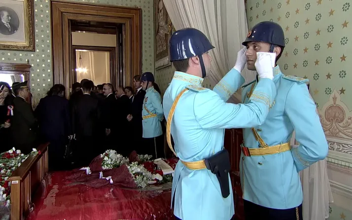 Dolmabahçe Sarayı'nda nöbetteki polis gözyaşlarını tutamadı
