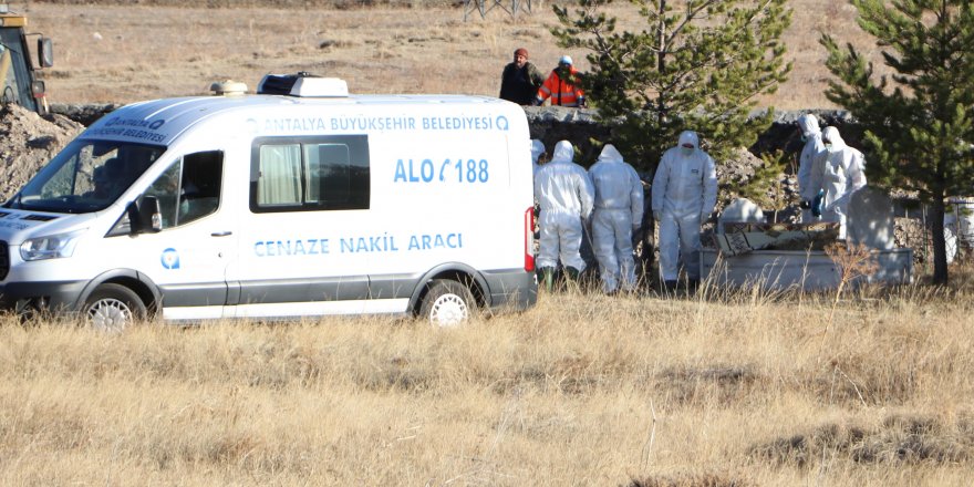 Antalya'da ölü bulunan 4 kişilik aile toprağa verildi