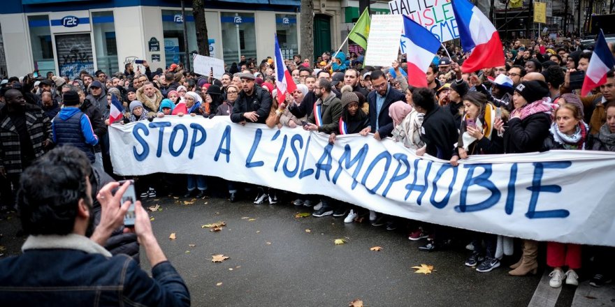 Paris'te İslamofobi karşıtı yürüyüş