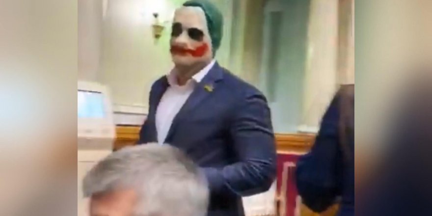 Milletvekili, parlamentoya Joker maskesiyle geldi