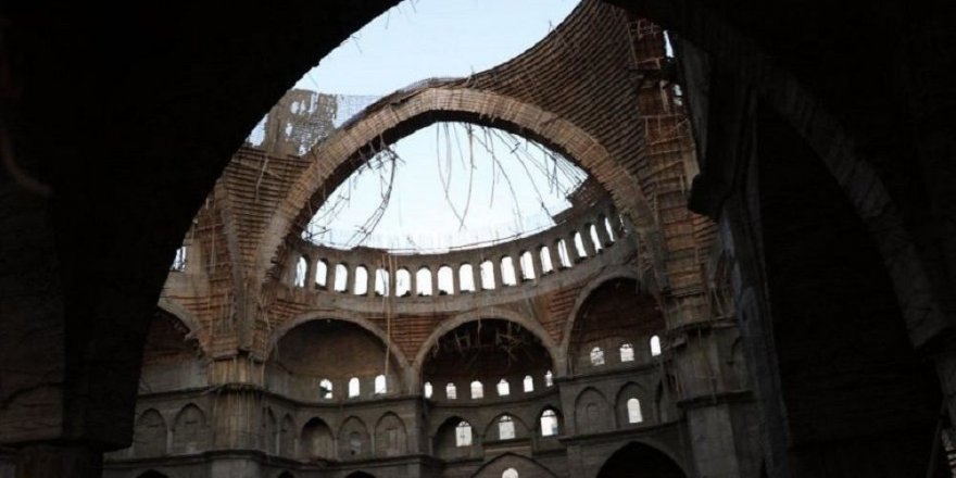 Türkiye'nin 2'nci en büyük camisi çöktü!