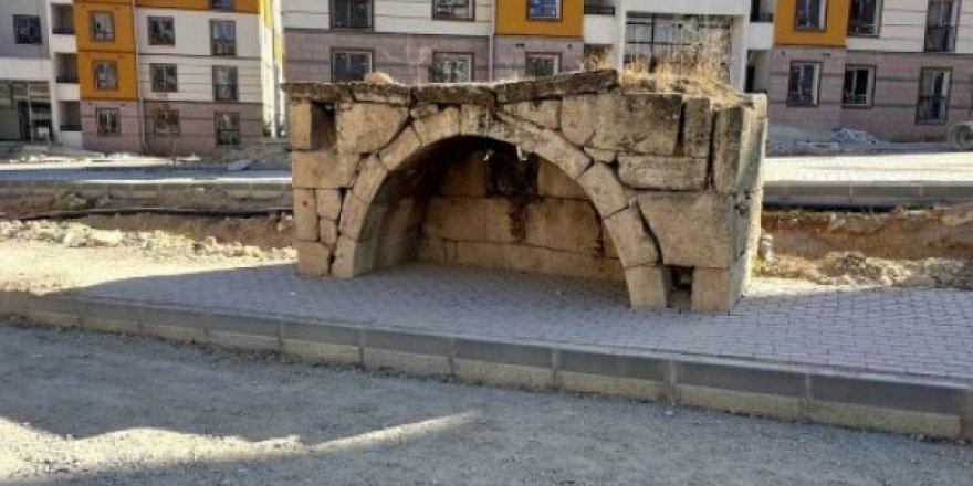 Kırşehir'de TOKİ tarihi çeşmenin içine parke taşları döşedi