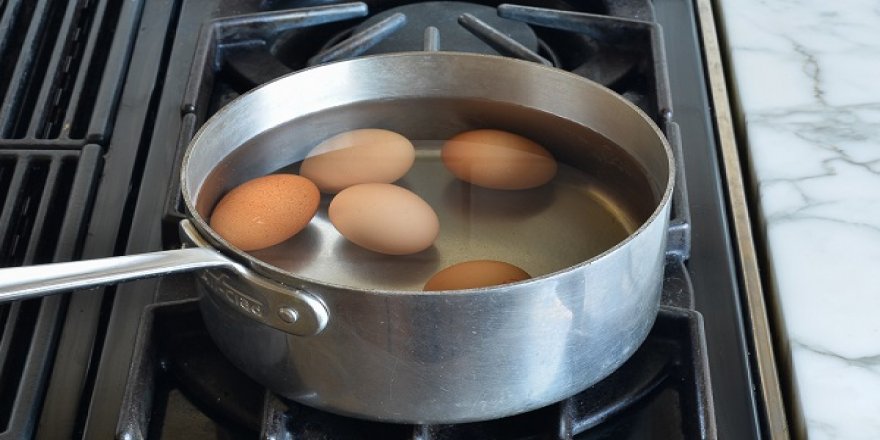 Haşlanmış yumurta suyunu dökmeyin! İşte faydaları...