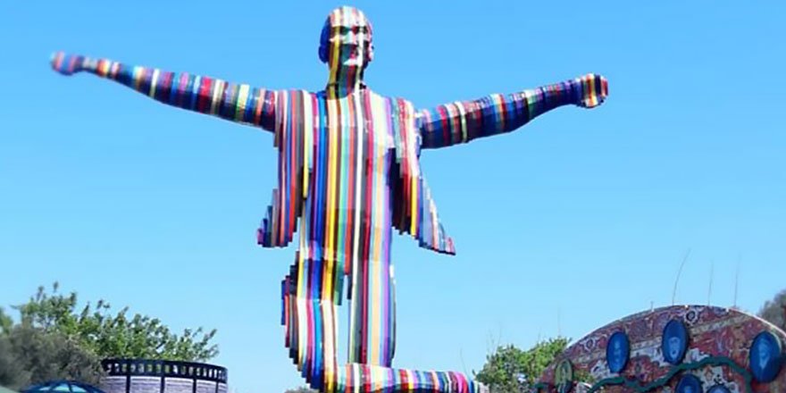 İzmir'de açılan renkli Atatürk heykeli tartışmalara neden oldu