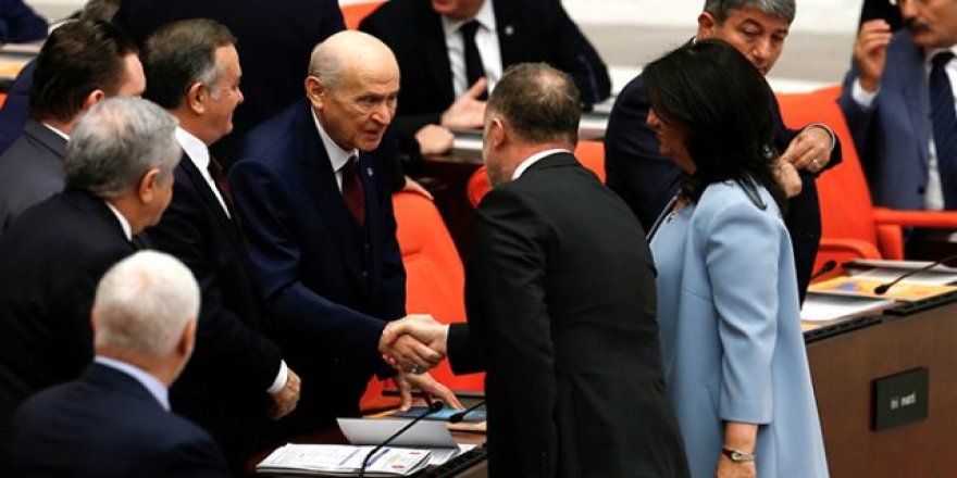 Devlet Bahçeli, HDP Eş Başkanlarıyla tokalaştı