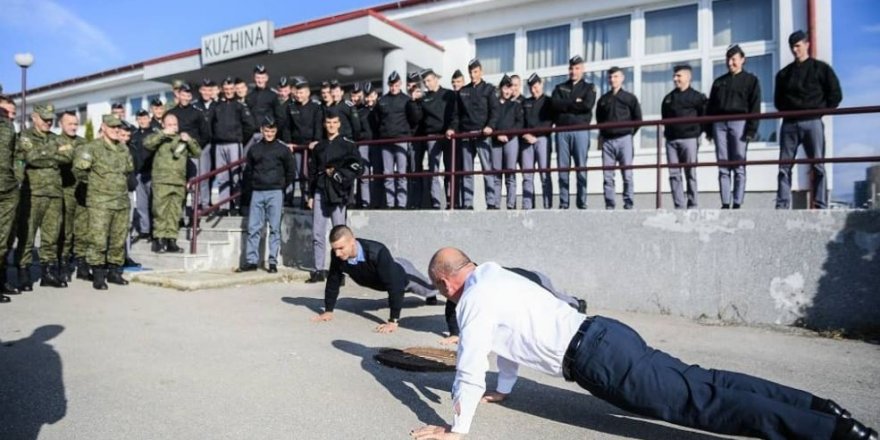 Kosova Başbakanı'nın şınav performansı şaşkınlıkla karşılandı