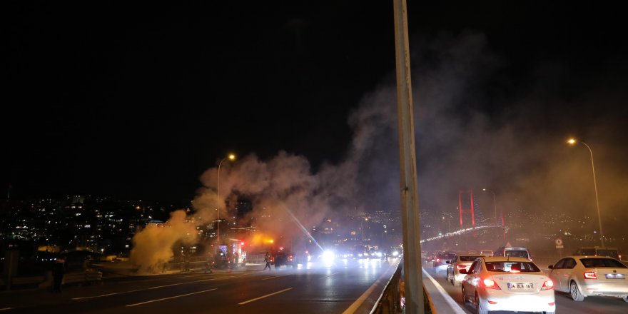15 Temmuz Şehitler Köprüsü'nde otomobil yandı