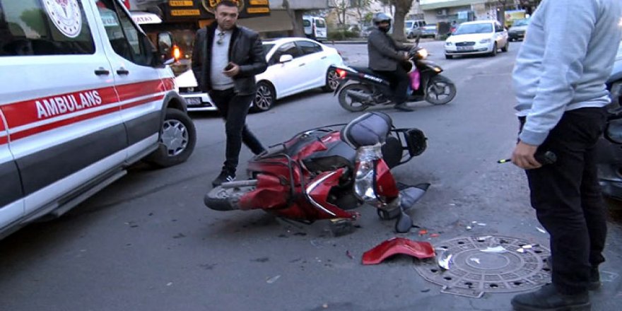 Minibüs, motosikletliye çarptı