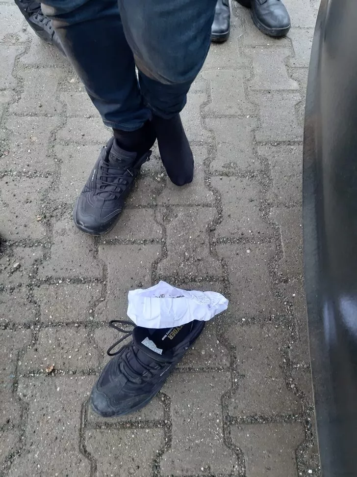 Düzce'de narkotik köpeği tepki verdi, uyuşturucu madde ayakkabısından çıktı