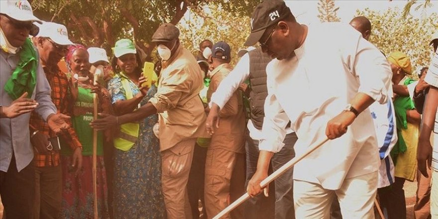 Senegal Cumhurbaşkanı süpürgeyle sokak temizledi