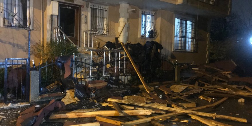 Çekmeköy'de uçan çatı binanın içine girdi