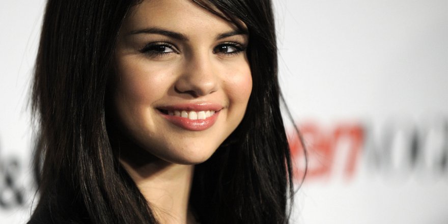 Selena Gomez, boynuna 'ender' yazdırdı