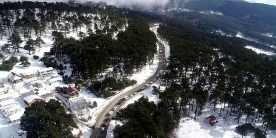 Uludağ'da 6 kilometrelik araç kuyruğu oluştu