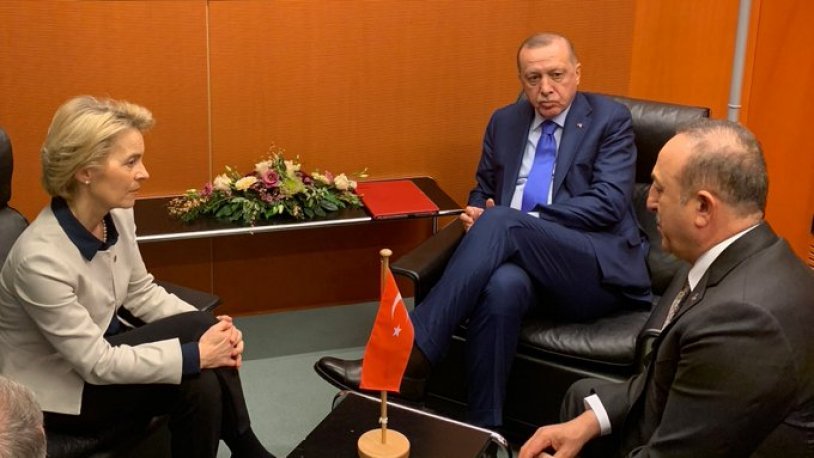 İktidara yakın yazarlar Cumhurbaşkanı Erdoğan'ın "oturuşunu" tartıştılar