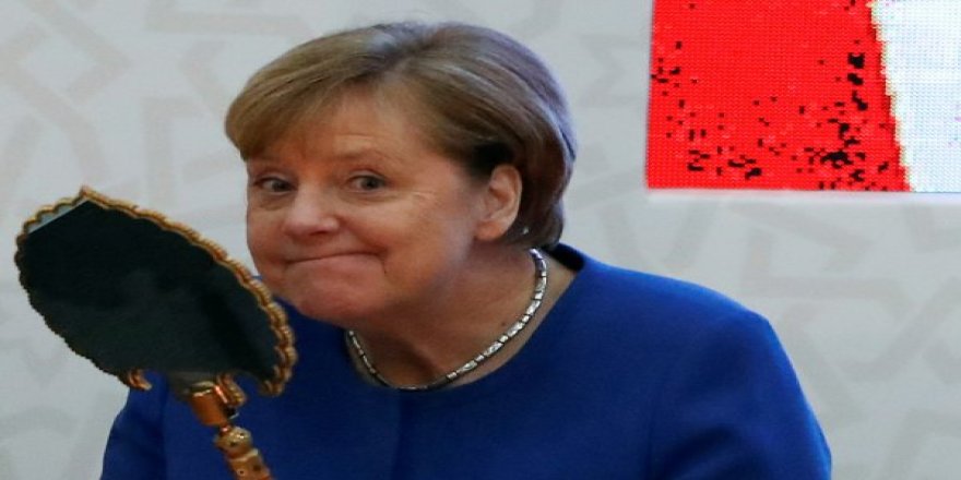 Türk-Alman Üniversitesi töreninde Erdoğan'dan hediye alan Merkel mutlu oldu!