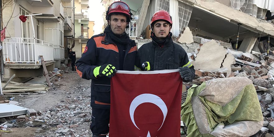 Elazığ'daki kurtarma çalışmalarında Türk bayrağı hassasiyeti
