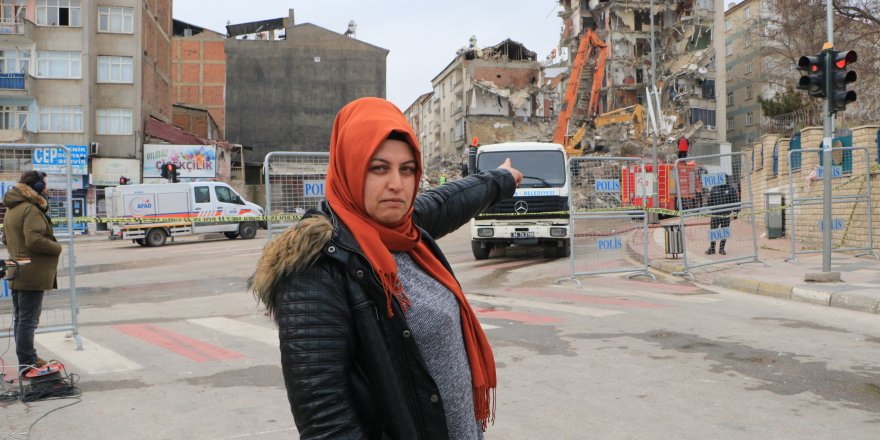 Elazığ'da 2 hafta önce taşındığı bina yıkıldı