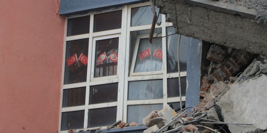 Ağır hasarlı 10 okulda yıkım başladı