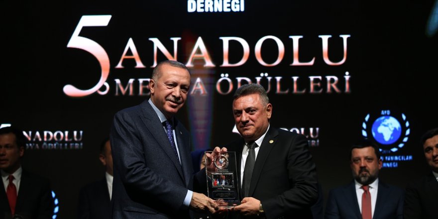 Çaykur Rizespor Başkanı Hasan Kartal Erdoğan'dan ödül aldı