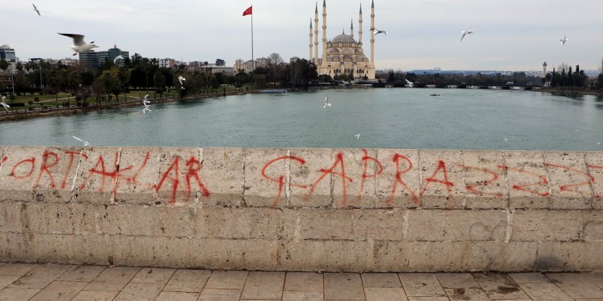 Adana'da Taşköprü'ye sprey boyayla yazı yazdılar!