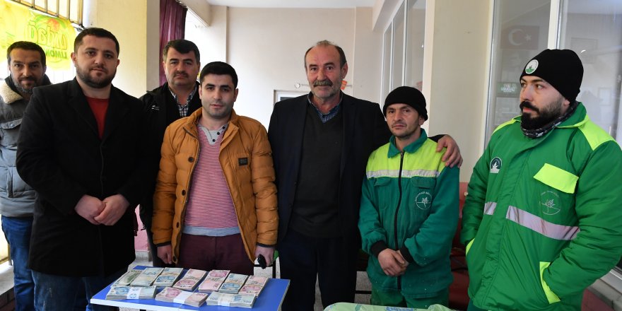 Bursa'da temizlik işçisi, parayı teslim etti!