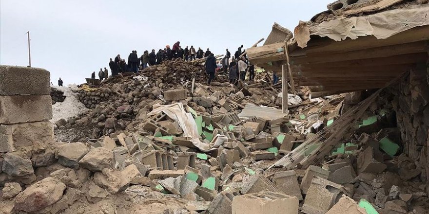 İran depreminden etkilenen Van'da eğitime ara verildi