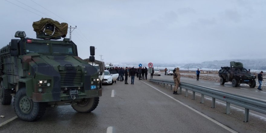 Ağrı'da sınır kapısında gümrük aracına roketli saldırı