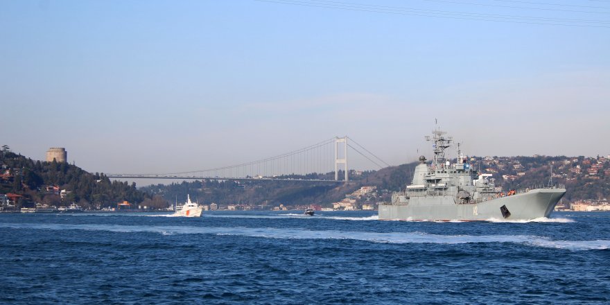 İstanbul Boğazı'ndan geçen Rus savaş gemisinde dikkat çeken görüntü