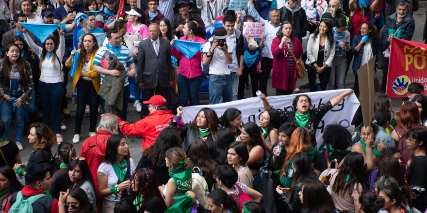Kolombiyalı kadınlardan kürtaj protestosu