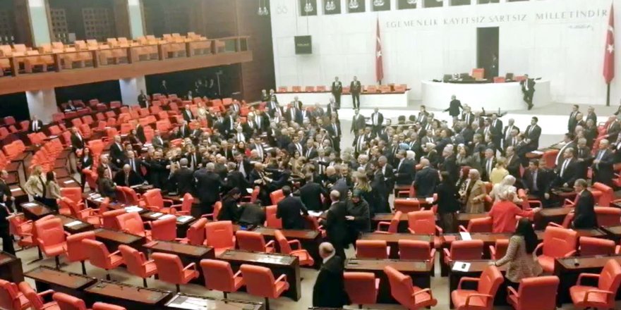 TBMM'de AKP'li ve CHP’li vekiller birbirine girdi