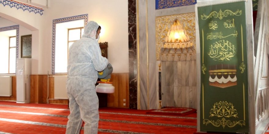Uyarılara rağmen camiye giden vatandaşlar: Allah'ın evine virüs bulaşmaz
