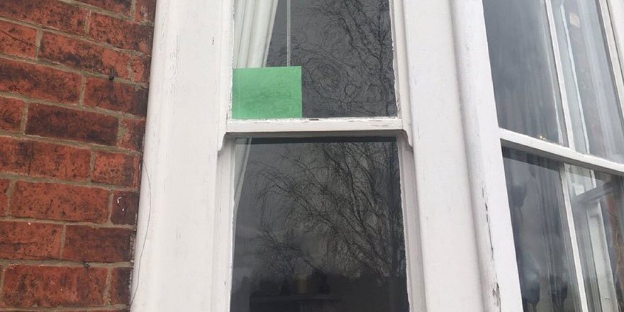 İngiltere'de vatandaşlar pencerelerine kırmızı ve yeşil kağıt koyuyor