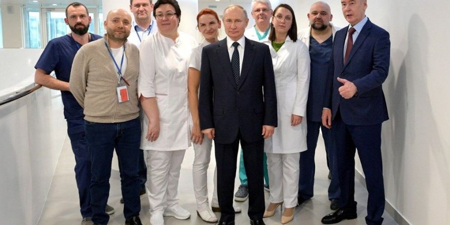 Vladimir Putin korona virüs hastalarının bulunduğu hastaneyi ziyaret etti
