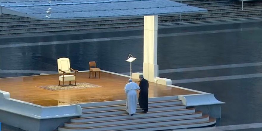 Papa boş alanda dua etti