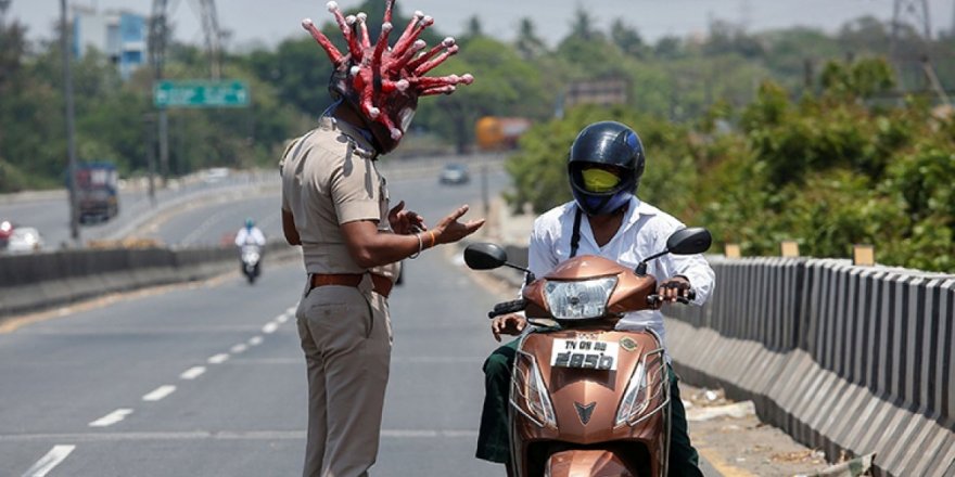 Hindistan'da polis, korona kaskı giydi görenler şaşkına döndü