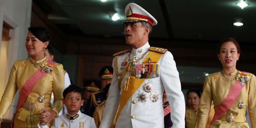 Tayland Kralı 20 kadınla karantinada! Hareminden ayrı kalamadı