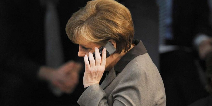 Telefonu şaka sandı Merkel'in yüzüne kapattı