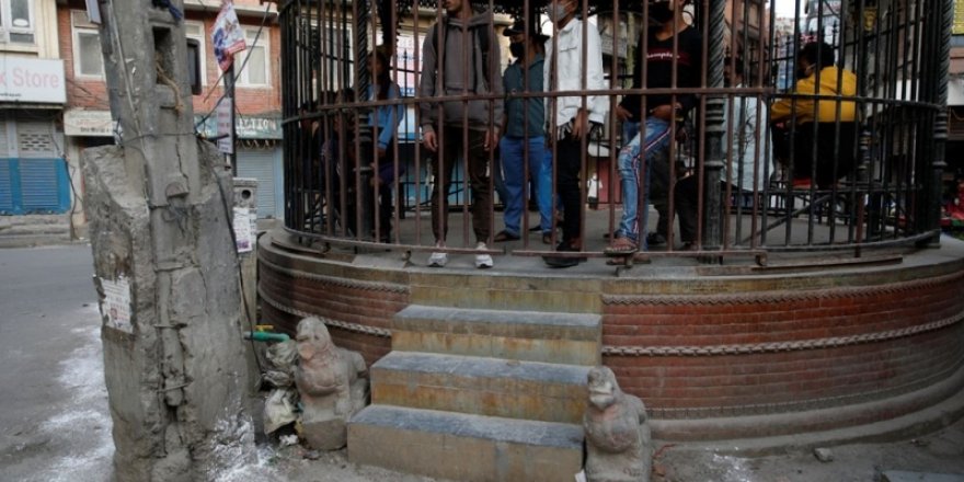 Nepal'de insanları toplayıp kafese kitlediler